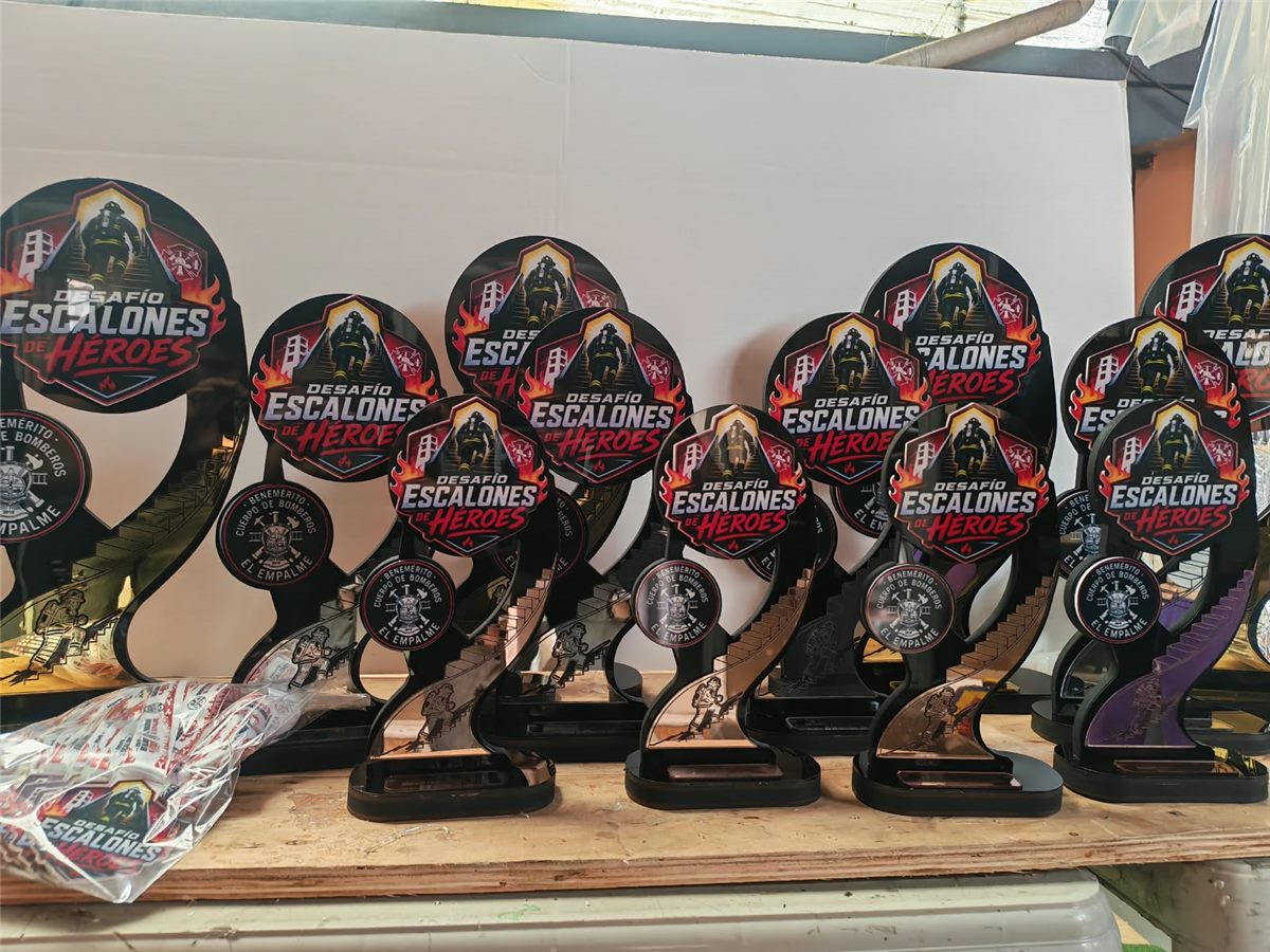 Trofeos terminados en el taller de Atacazo Artístico, listos para entrega